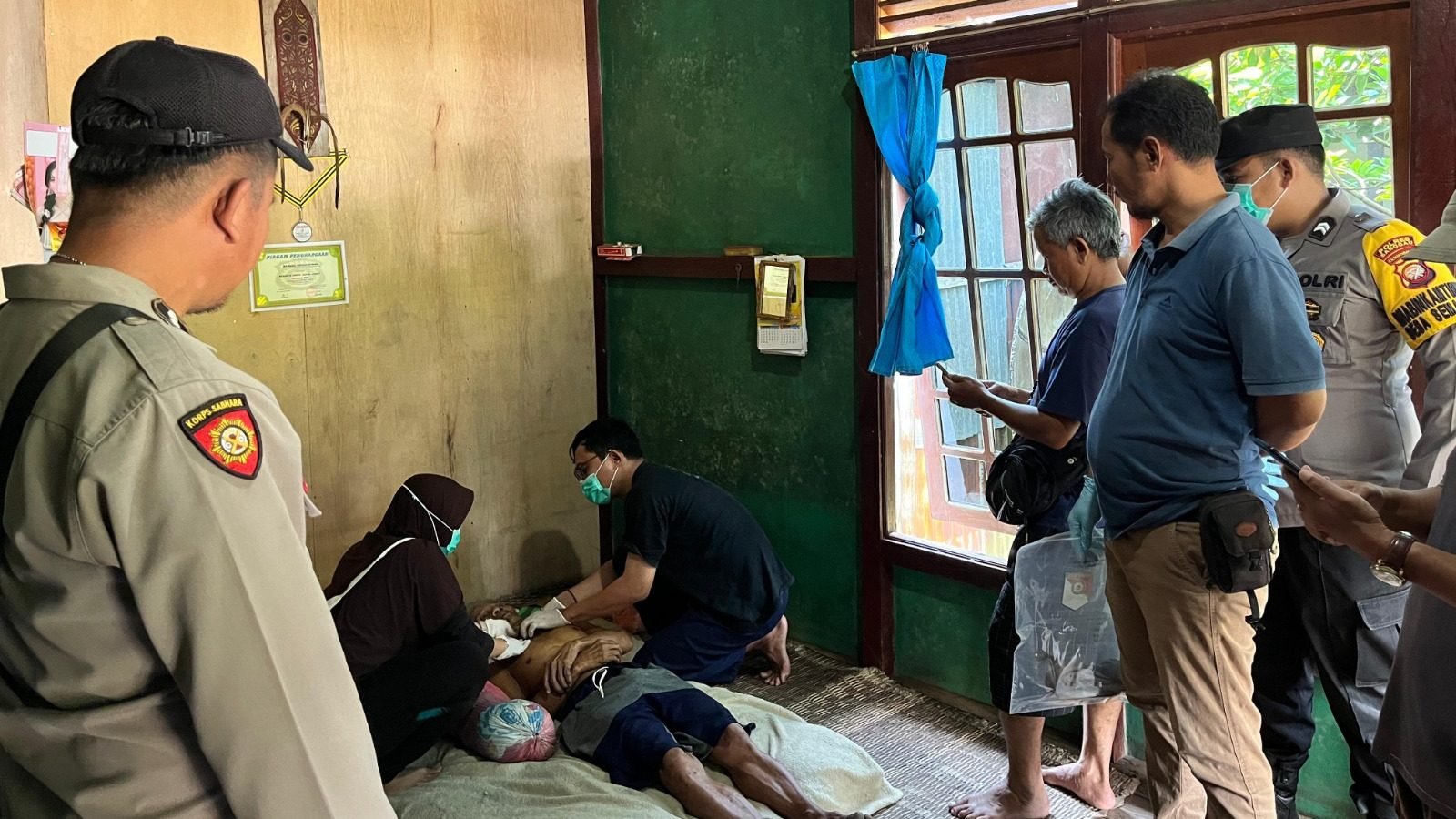 Petugas Polsek Kembayan saat melakukan olah TKP kasus gantung diri pria lansia di Dusun Simpang Jemongko, Sanggau. Foto: HO/Faktakalbar.id