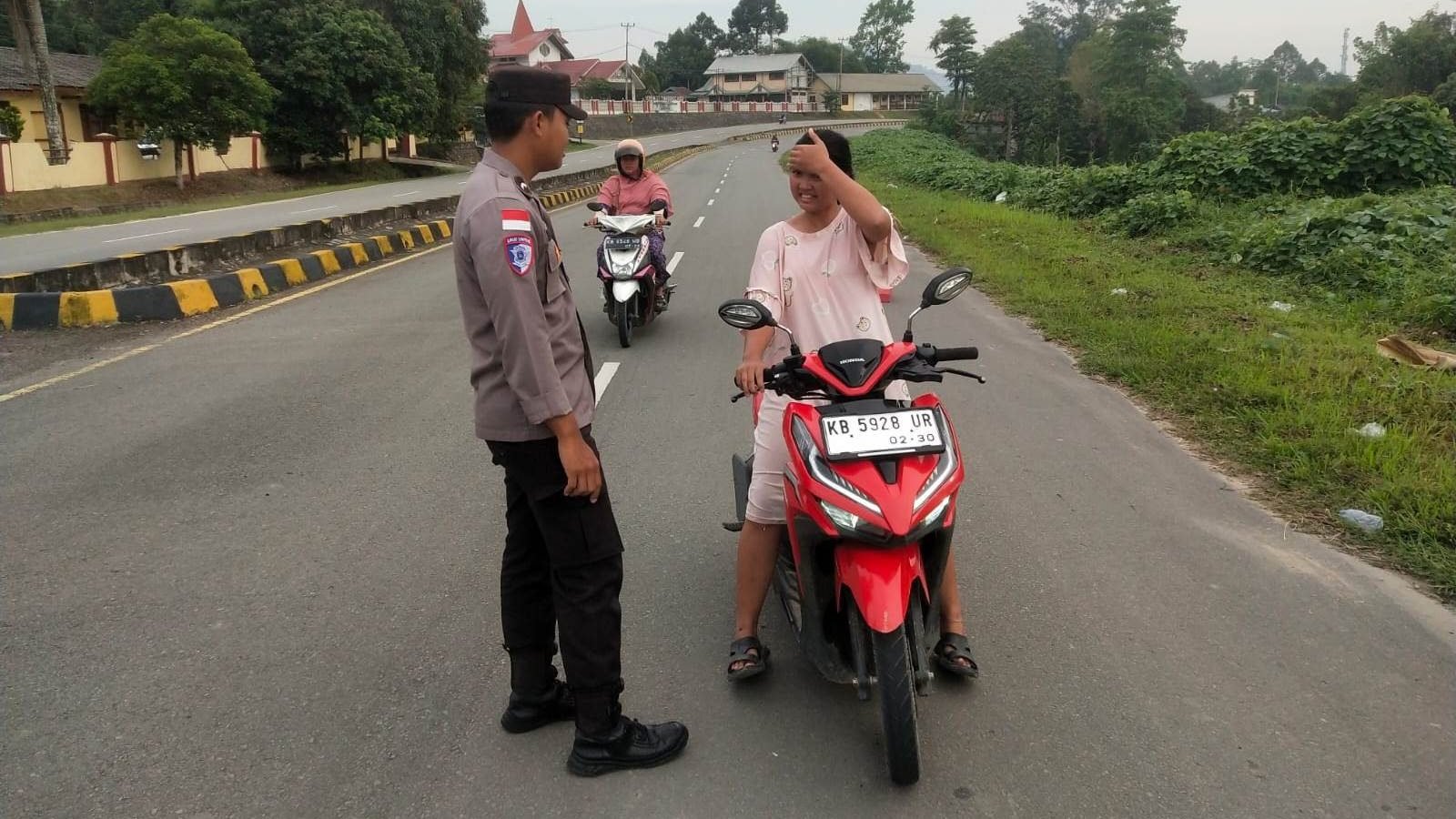 Petugas Polsek Entikong saat menggelar operasi penertiban lalu lintas di jalur utama Kecamatan Entikong, Kabupaten Sanggau, Sabtu (12/7/2025) pagi. Foto: HO/Faktakalbar.id