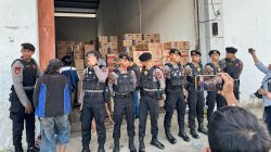 Satgas gabungan saat membongkar gudang penyimpanan oli ilegal di kawasan pergudangan Extra Joss, Kubu Raya. Foto: HO/Faktakalbar.id
