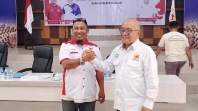 Ketua Umum KONI Sambas terpilih masa bakti 2025–2029, Dedi Suhendi, usai ditetapkan secara aklamasi dalam Musorkab yang digelar di Gedung Kaca BKD Sambas. Foto: HO/Faktakalbar.id