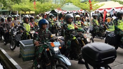 Personel TNI mendistribusikan bantuan sembako menggunakan kendaraan dinas ke pelosok wilayah dalam rangkaian HUT ke-67 Kodam XII/Tanjungpura. Foto: HO/Faktakalbar.id