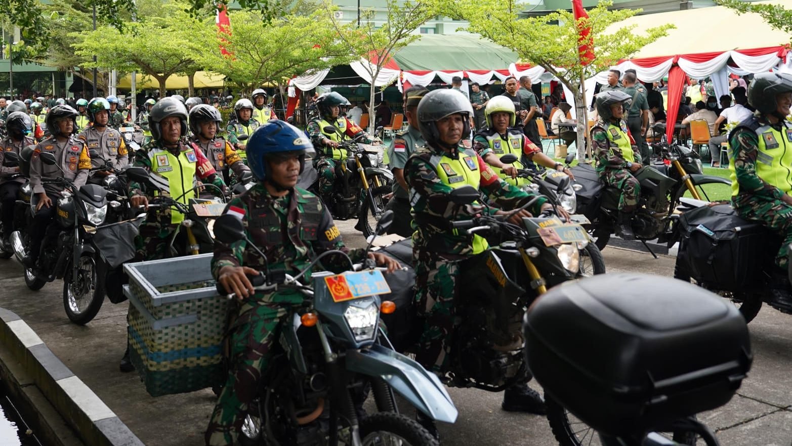 Personel TNI mendistribusikan bantuan sembako menggunakan kendaraan dinas ke pelosok wilayah dalam rangkaian HUT ke-67 Kodam XII/Tanjungpura. Foto: HO/Faktakalbar.id