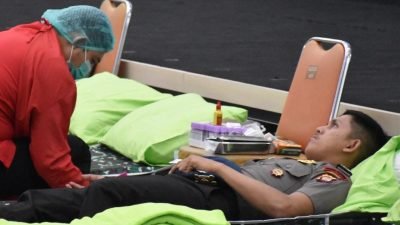 Personel Satbrimob Polda Kalbar saat mengikuti kegiatan donor darah di Aula Sudirman Makodam XII/Tpr dalam rangka HUT ke-67 Kodam XII/Tpr. Foto: HO/Faktakalbar.id