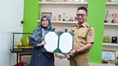 Wali Kota Pontianak Edi Rusdi Kamtono dan Kepala Biro Perencanaan, Kerja sama dan Hubungan Sistem Informasi Untan, Endah Priyanti menandatangani MoU. Foto: HO/Faktakalbar.id