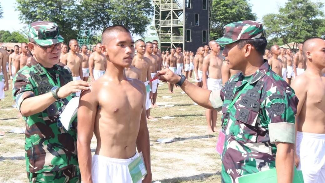 Ratusan calon Tamtama PK TNI AD Gelombang 2 Tahun 2025 mengikuti Sidang Pemilihan Tingkat Sub Panpus Kodam XII/Tanjungpura di Rindam XII/Tpr, Singkawang, Selasa (15/7/2025). Foto: HO/Faktakalbar.id