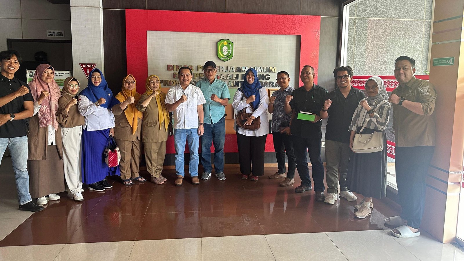 Sesi foto bersama usai rapat persiapan Forum Jasa Konstruksi 2025 di Kantor Dinas PUPR Kalimantan Barat, Senin (15/7/2025), diikuti perwakilan asosiasi jasa konstruksi dan akademisi teknik. Foto: HO/Faktakalbar.id