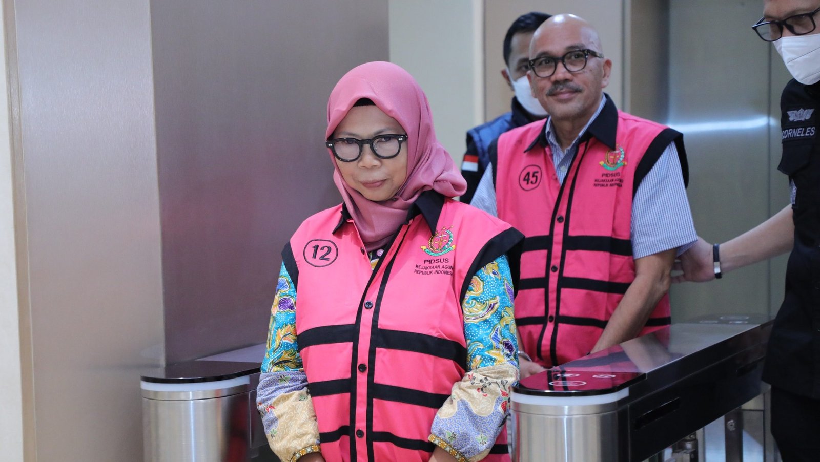 Para tersangka kasus pengadaan TIK menggunakan ChromeOS tampak dikawal ketat usai penetapan resmi oleh Kejaksaan Agung RI. (Dok. Kejaksaan Agung)