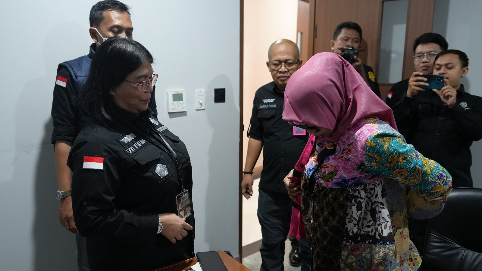 tersangka kasus pengadaan TIK menggunakan ChromeOS tampak dikawal ketat usai penetapan resmi oleh Kejaksaan Agung RI. (Dok. Kejaksaan Agung)