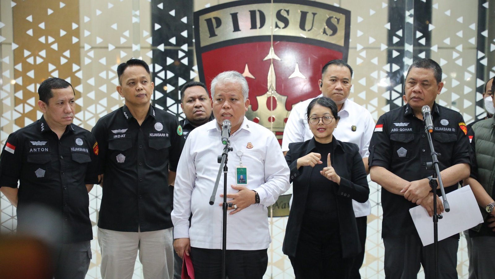 Penyidik JAM PIDSUS saat menggelar konferensi pers terkait penetapan tersangka kasus digitalisasi pendidikan di Kemendikbudristek, Selasa (15/7/2025). Foto: Kejaksaan Agung
