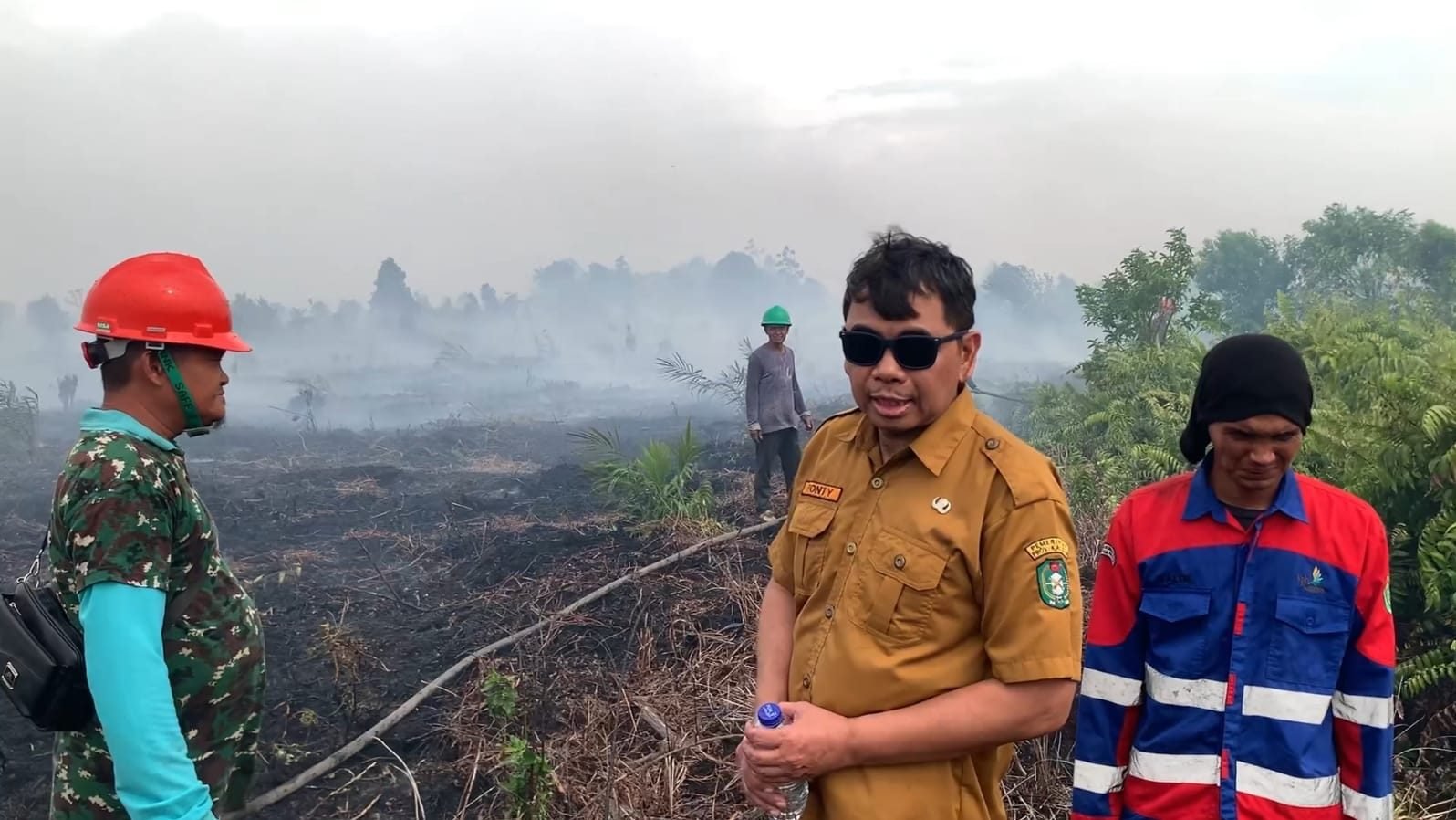 Tim gabungan dari KPH Sambas dan warga saat memadamkan api di Dusun Sarimedan, Desa Semata, Kabupaten Sambas. Foto: HO/Faktakalbar.id