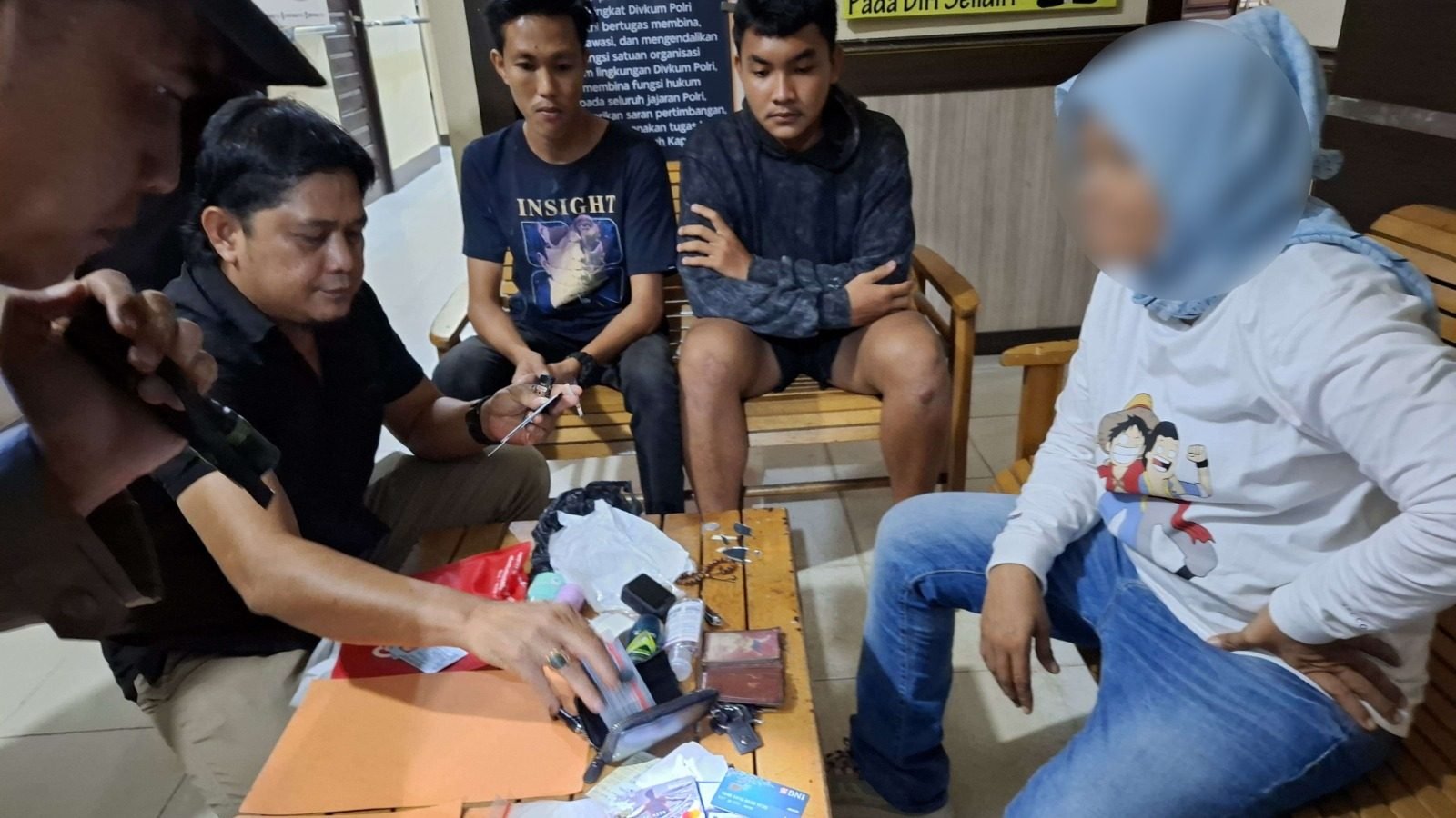 Pelaku berinisial K (37) bersama barang bukti berupa sabu seberat 2 ons dan 18 butir ekstasi diamankan di Mapolsek Tayan Hilir usai ditangkap dalam razia pada Selasa malam (14/7/2025). Sumber Foto: Polsek Tayan Hilir