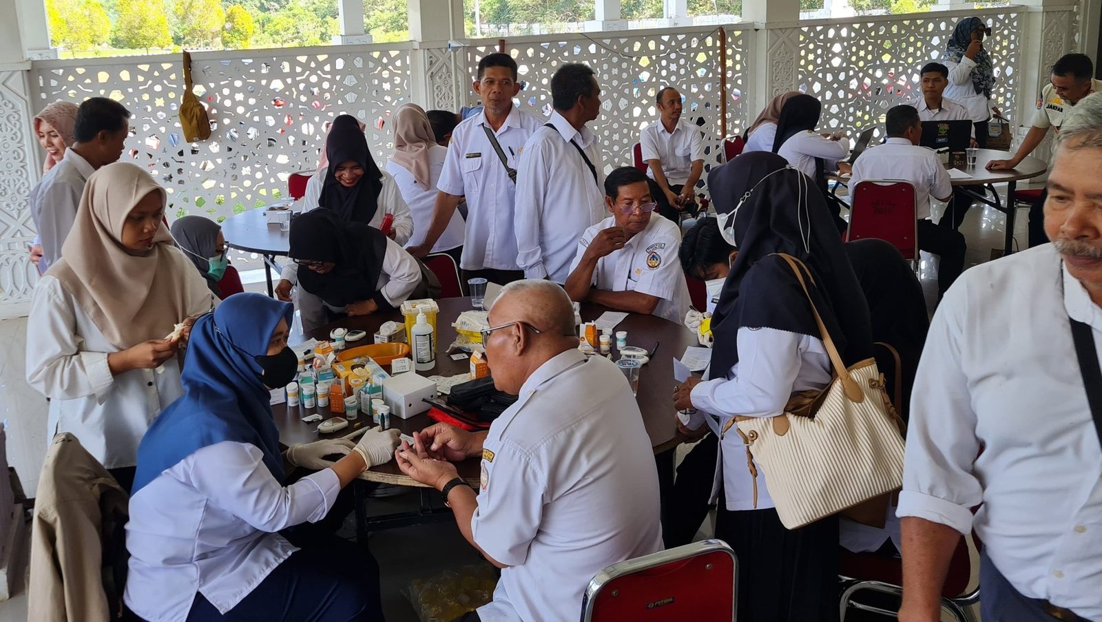 Peserta ASN mengikuti sesi pembekalan pensiun di Aula Istana Rakyat Kayong Utara, didampingi perwakilan dari Bank Kalbar, Taspen, dan Jamkrida Kalbar. Foto: HO/Faktakalbar.id