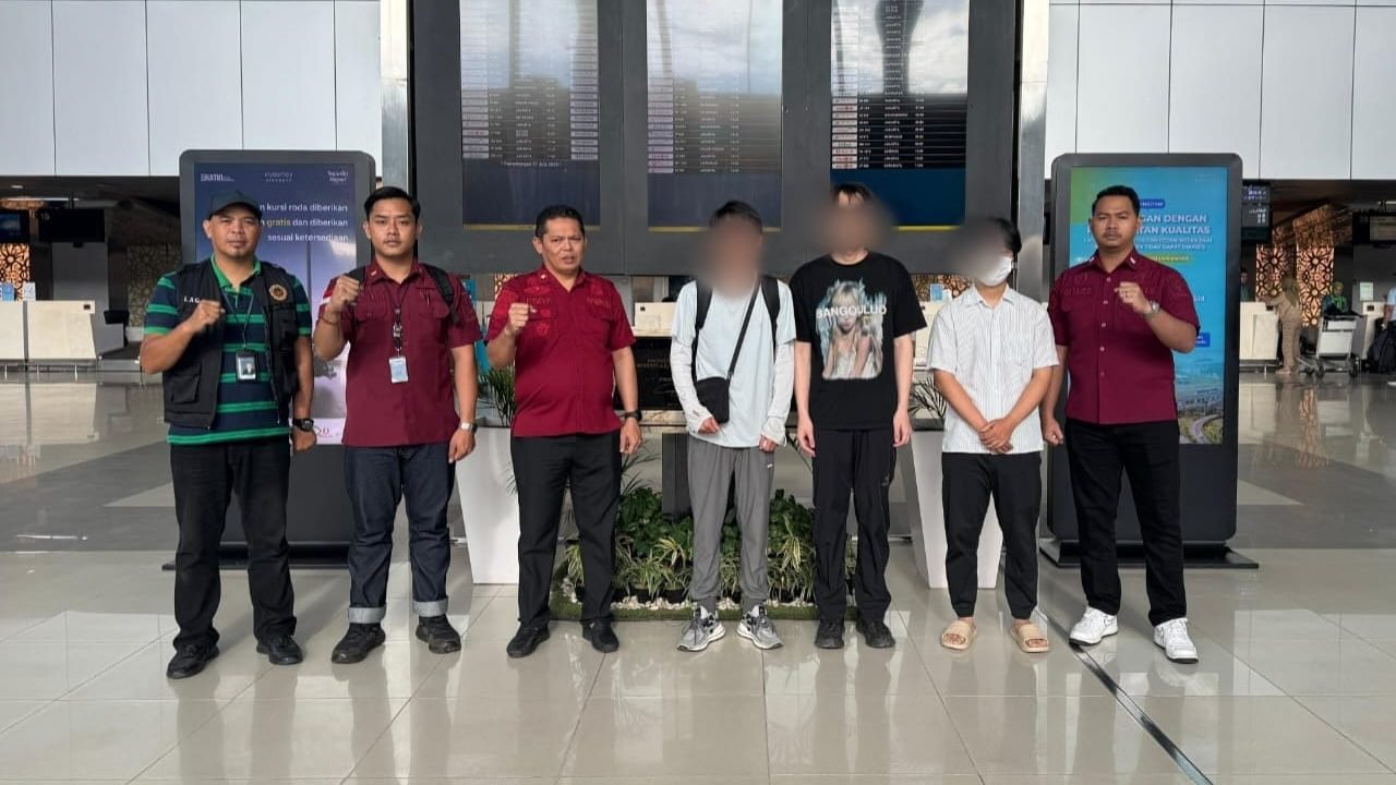 Petugas Imigrasi Sanggau saat melakukan pendampingan proses deportasi tiga WNA Tiongkok di Bandara Internasional Supadio, Rabu (16/7/2025). Foto: HO/Faktakalbar.id