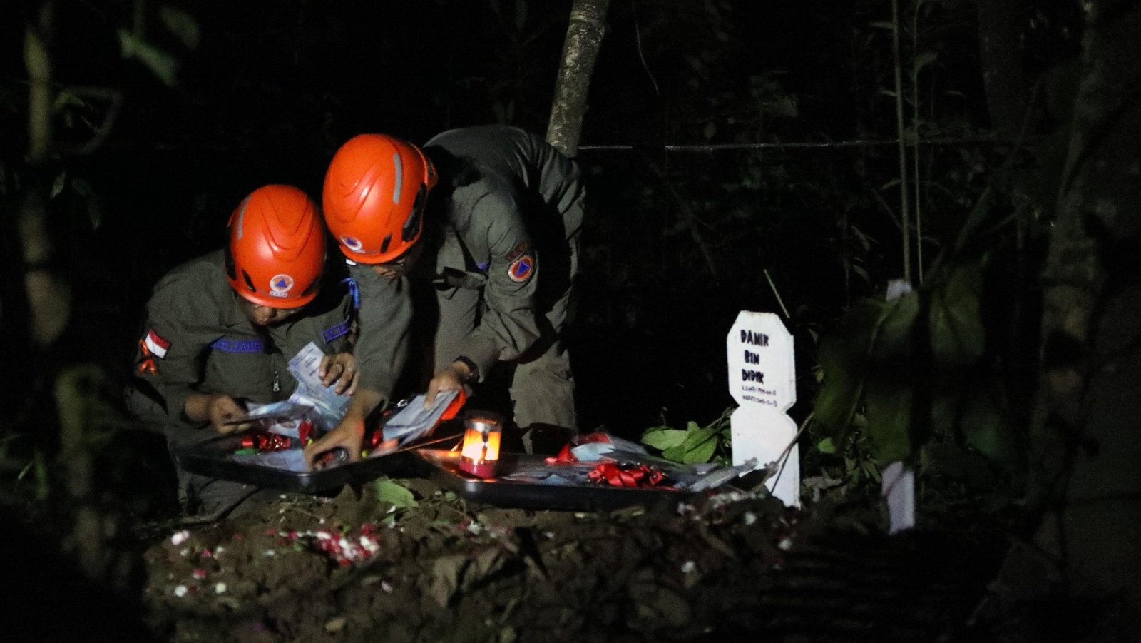 Calon ASN BNPB TA 2024 mengikuti kegiatan caraka malam sebagai bagian dari pembekalan dan orientasi berganda di hutan kawasan Pusat Misi Peliharaan Perdamaian TNI, Desa Tangkil, Sentul, Bogor, Jawa Barat, Rabu (16/7/2025). Foto: HO/Faktakalbar.id