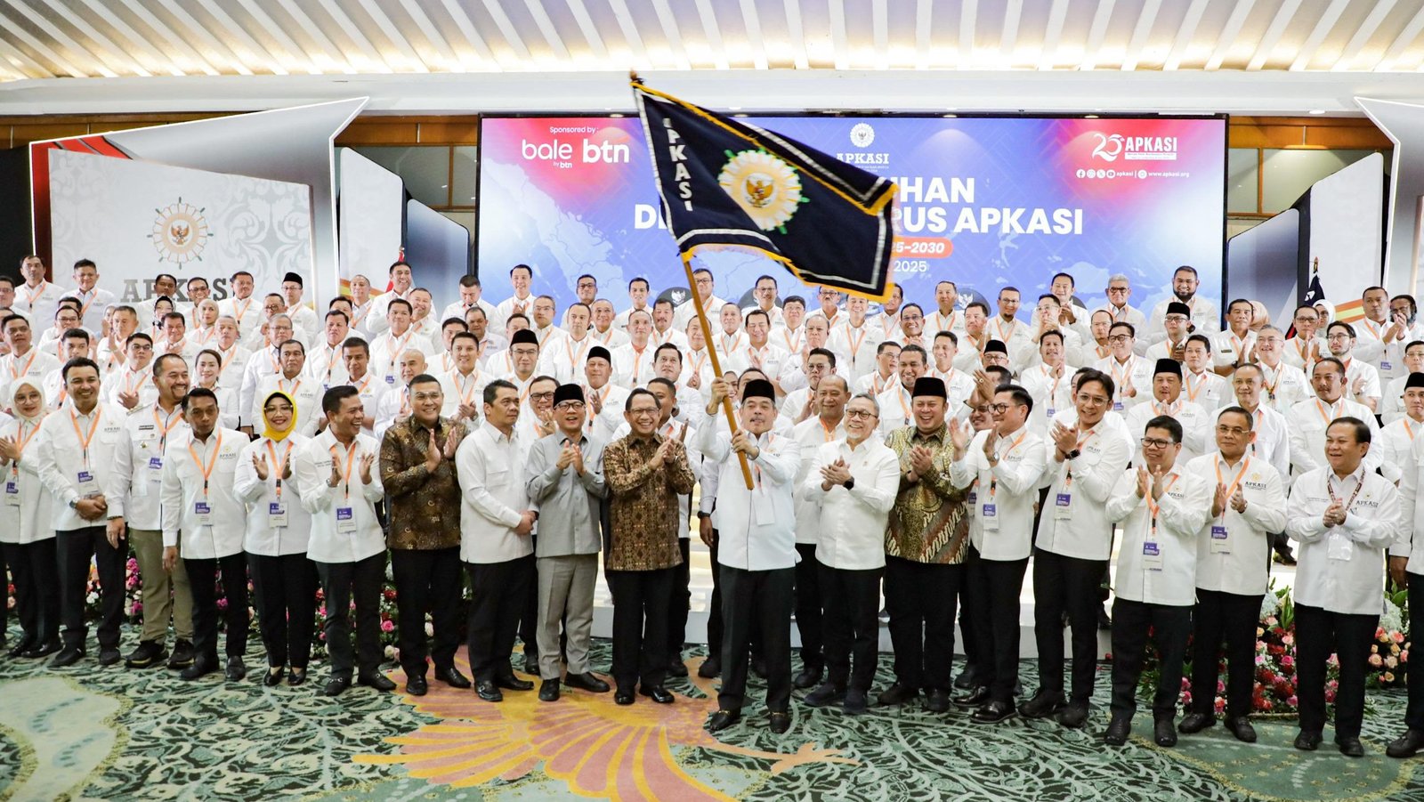 Bupati Sambas Satono saat dilantik oleh Mendagri Tito Karnavian sebagai Wakil Ketua Umum Bidang Perekonomian APKASI di Grand Sahid Hotel, Jakarta, Kamis (17/07/2025). Foto: HO/Faktakalbar.id