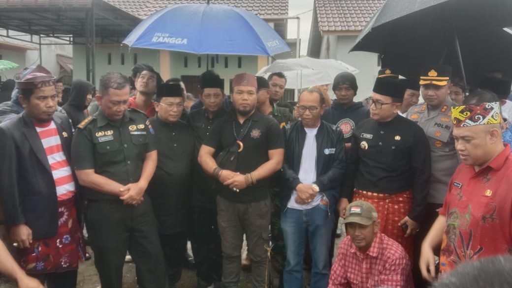 Bupati Kubu Raya Sujiwo bersama Forkompimda dan tokoh masyarakat dalam audiensi terbuka di Sungai Raya, menegaskan dukungan terhadap pembangunan Gereja Katolik di Desa Kapur. Foto: HO/Faktakalbar.id