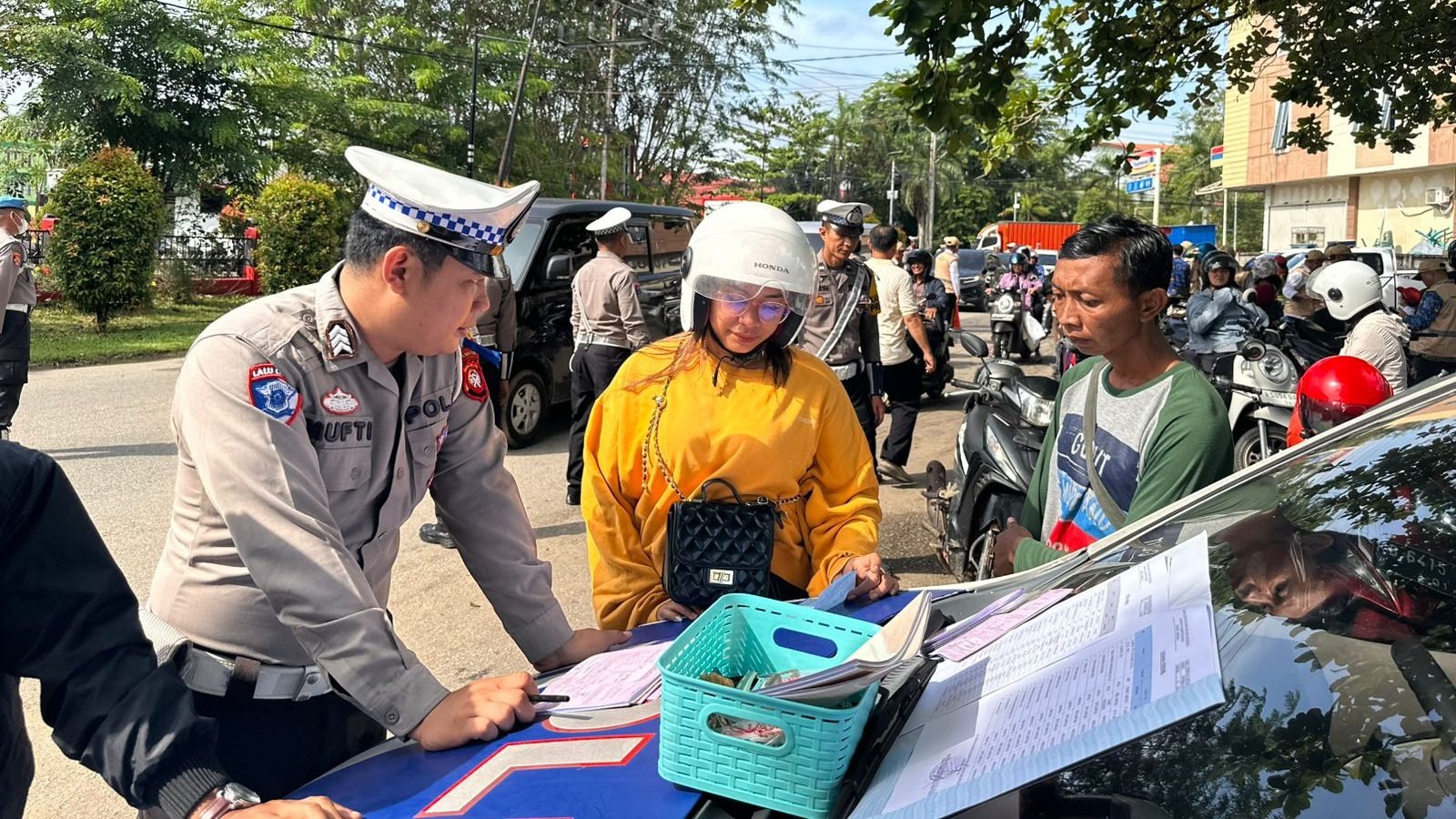 Petugas gabungan dari Polres Sanggau, Dispenda, dan Dishub saat melakukan pemeriksaan dokumen kendaraan dalam Operasi Patuh Kapuas 2025, Kamis (17/7/2025). Foto: HO/Faktakalbar.id