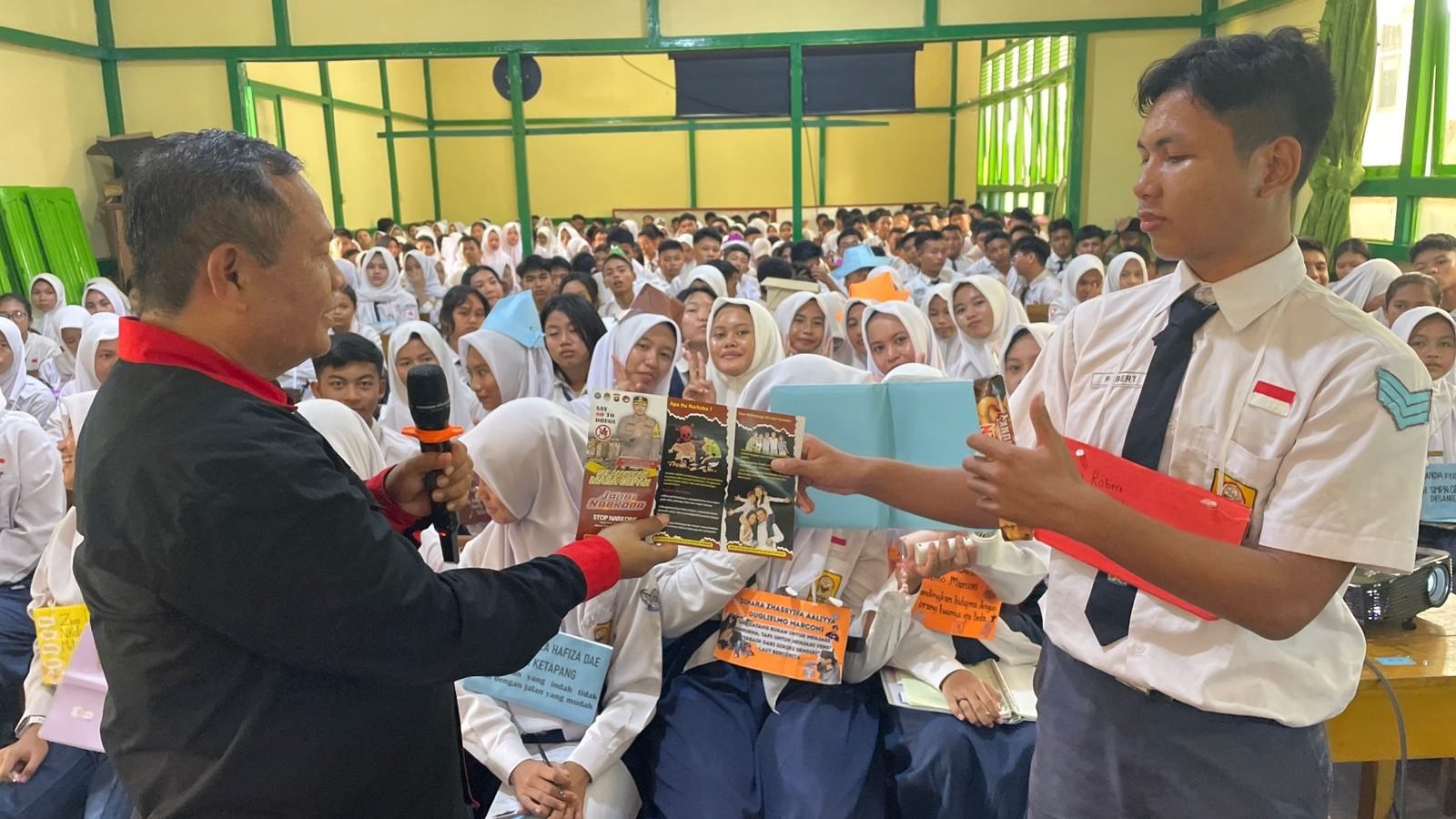 Kasat Narkoba Polres Ketapang, AKP Aris Pramuji Widodo, memberikan penyuluhan tentang bahaya narkoba kepada siswa SMA Negeri 3 Ketapang dalam kegiatan MPLS. Foto: HO/Faktakalbar.id