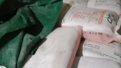 Barang bukti pupuk diduga ilegal di Desa Durian, Kecamatan Sungai Ambawang, Kabupaten Kubu Raya. Foto: HO/Faktakalbar.id