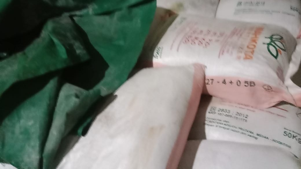 Barang bukti pupuk diduga ilegal di Desa Durian, Kecamatan Sungai Ambawang, Kabupaten Kubu Raya. Foto: HO/Faktakalbar.id