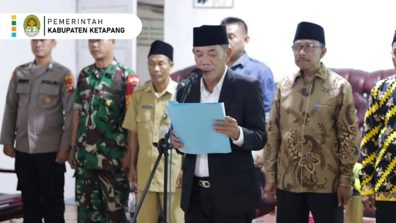 Wakil Bupati Ketapang Jamhuri Amir saat melantik Dewan Hakim dan Panitera MTQ ke-32 Kabupaten Ketapang di Sungai Laur, Selasa (15/07/2025). (Dok. Pemkab Ketapang)