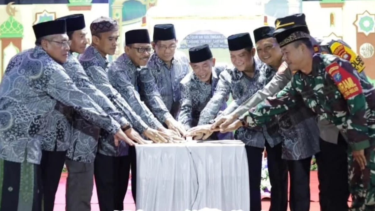 Wakil Bupati Ketapang, Jamhuri Amir, membuka secara simbolis MTQ ke-32 tingkat Kabupaten Ketapang di Sungai Laur, Selasa (15/07/2025) malam. (Dok. Pemkab Ketapang)Wakil Bupati Ketapang, Jamhuri Amir, membuka secara simbolis MTQ ke-32 tingkat Kabupaten Ketapang di Sungai Laur, Selasa (15/07/2025) malam. (Dok. Pemkab Ketapang)