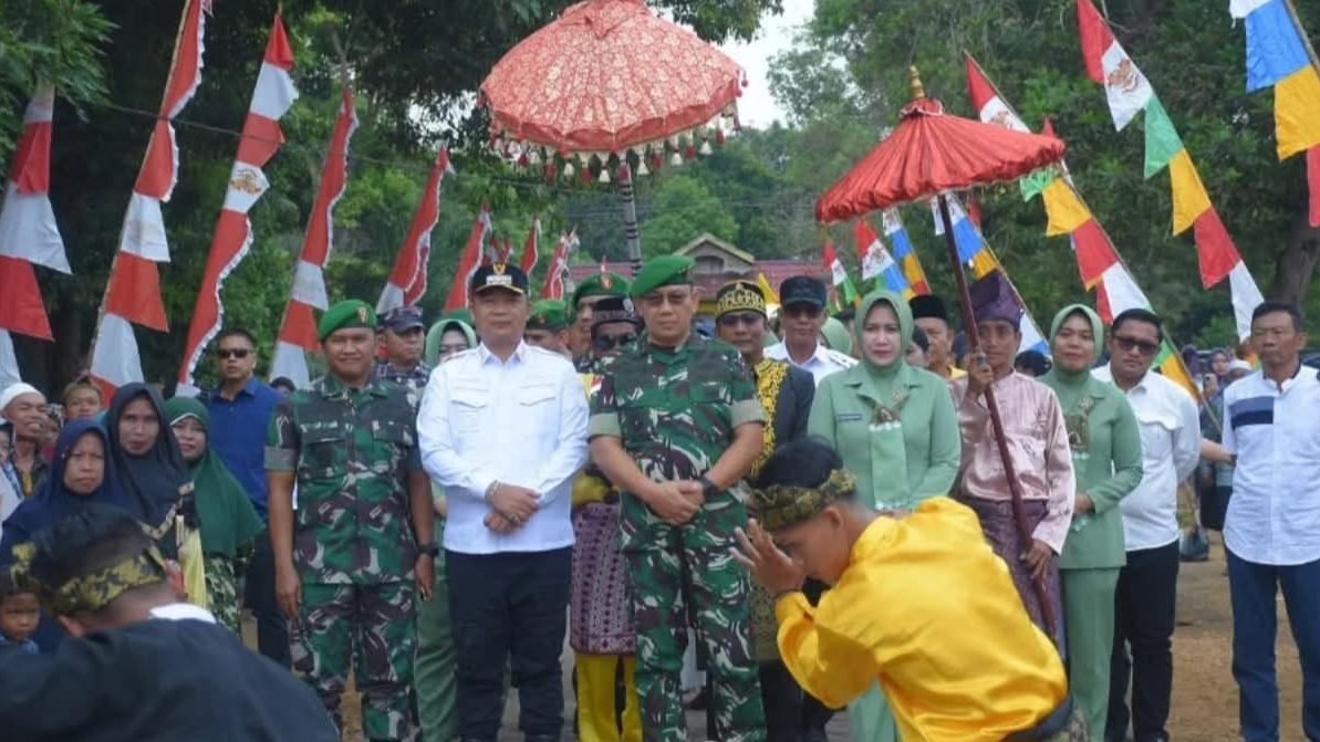 Bupati Ketapang Alexander Wilyo saat mendampingi Pangdam XII/Tanjungpura, Mayjen TNI Jamallulael, dalam ziarah ke Makam Raja Tanjungpura di Desa Tanjungpura, Kecamatan Muara Pawan, Rabu (16/7/2025). Foto: HO/Faktakalbar.id