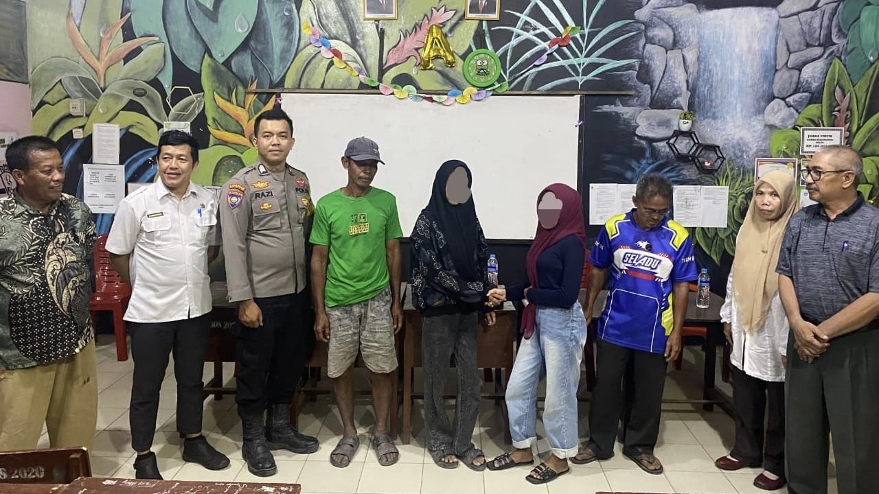 Dua siswi SMP di Semparuk yang terlibat perkelahian saling damai, Rabu (16/7/2025). (Dok. Ist)