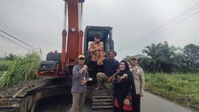 "Normalisasi saluran di Kecamatan Sungai Raya Dalam, Kabupaten Kubu Raya dilakukan untuk urai banjir yang sering terjadi (Dok. Prokopim Kubu Raya)"
