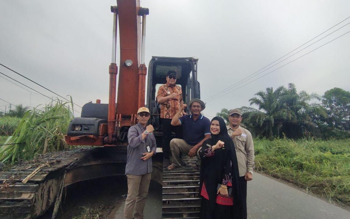 "Normalisasi saluran di Kecamatan Sungai Raya Dalam, Kabupaten Kubu Raya dilakukan untuk urai banjir yang sering terjadi (Dok. Prokopim Kubu Raya)"