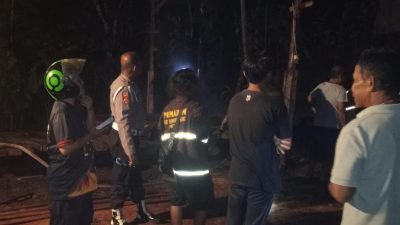 "Proses pemadaman sawmill yang terbakar di Desa Korek, Kecamatan Sungai Ambawang (Dok. Polres Kubu Raya)"