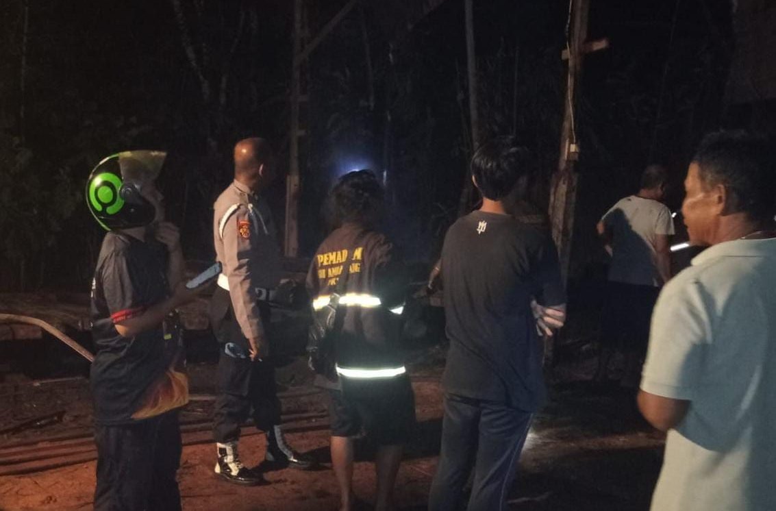 "Proses pemadaman sawmill yang terbakar di Desa Korek, Kecamatan Sungai Ambawang (Dok. Polres Kubu Raya)"
