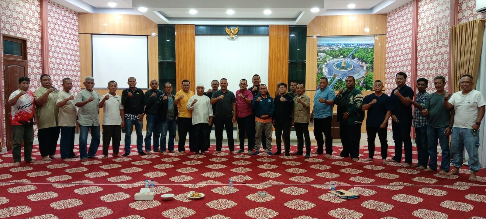 Dedet Gunawan berfoto bersama jajaran perwakilan Pengurus Cabang Olahraga (Pengcabor) usai audiensi, Jumat (18/7/2025). Foto: HO/Faktakalbar.id