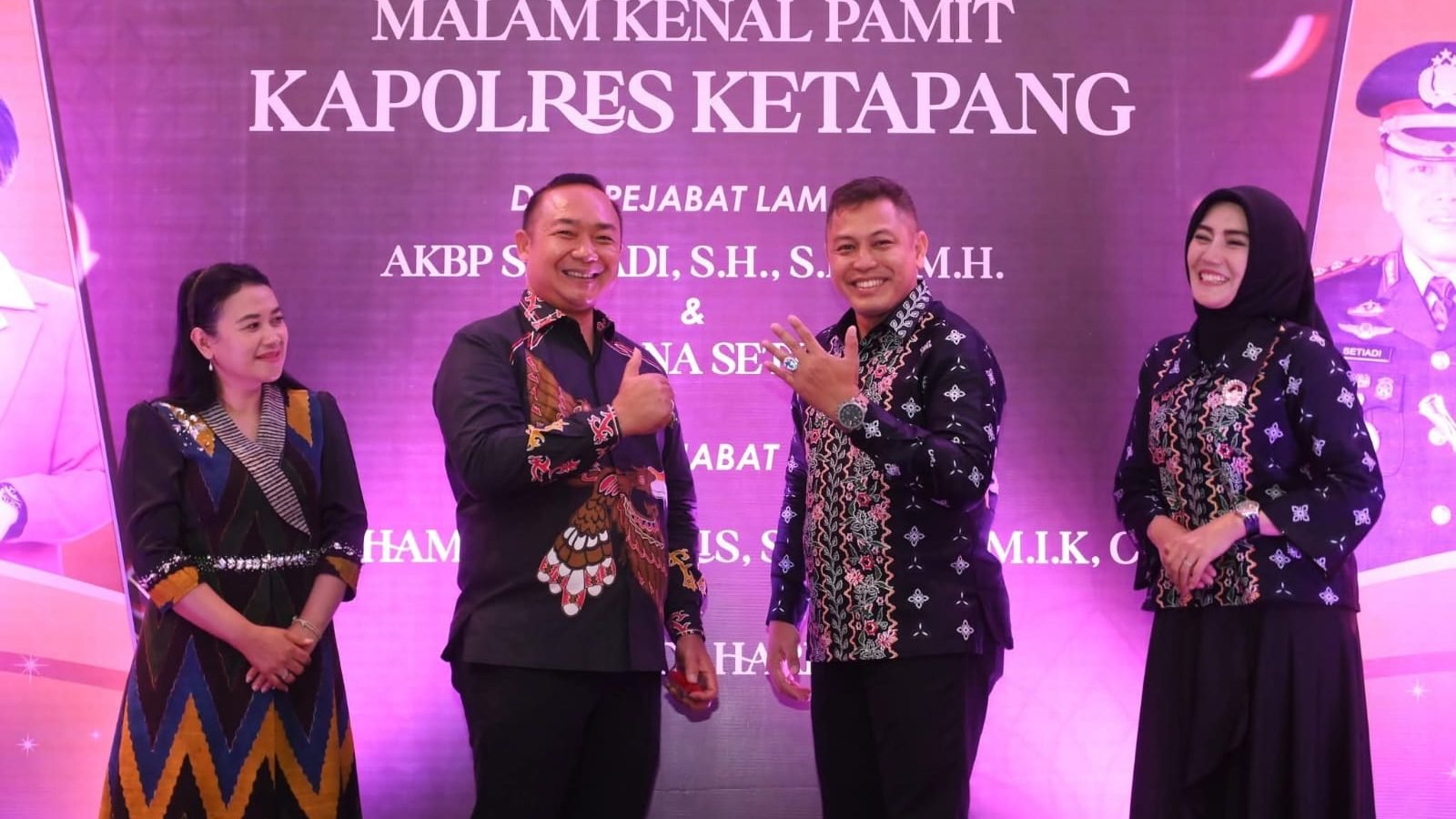 Bupati Ketapang menyerahkan cinderamata berupa cincin batu kecubung asli Manis Mata kepada AKBP Setiadi sebagai simbol kenangan pada acara Malam Kenal Pamit Kapolres Ketapang. Foto: HO/Faktakalbar.id