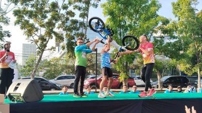 Wali Kota Pontianak Edi Rusdi Kamtono menyerahkan hadiah kepada pemenang Mitra Medika Fun Run. Foto: HO/Faktakalbar.id