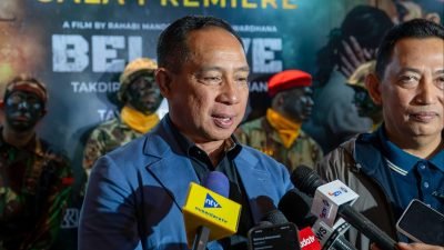 Panglima TNI Jenderal TNI Agus Subiyanto (tengah) berfoto bersama para pejabat dan kru film saat menghadiri acara gala premiere film BELIEVE di XXI Plaza Senayan, Jakarta Pusat. Foto: HO/Faktakalbar.id