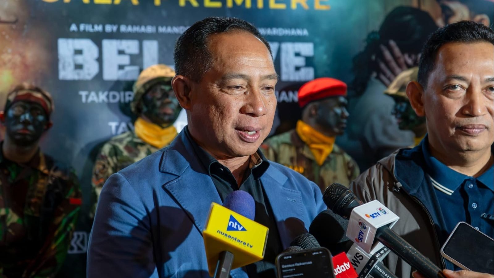 Panglima TNI Jenderal TNI Agus Subiyanto (tengah) berfoto bersama para pejabat dan kru film saat menghadiri acara gala premiere film BELIEVE di XXI Plaza Senayan, Jakarta Pusat. Foto: HO/Faktakalbar.id