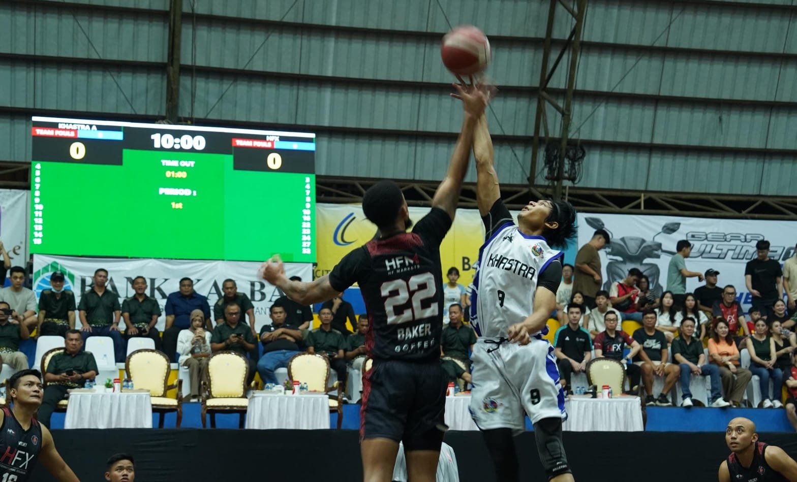 Laga final Senior Putra antara tim Khastra dan HFX yang berlangsung sengit dalam Open Tournament Basketball Pangdam Cup 2025 di GOR Perbasi Pontianak. Foto: HO/Faktakalbar.id