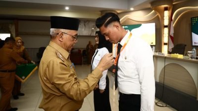 Sekda Kota Pontianak Amirullah memasangkan tanda peserta Latsar CPNS di lingkungan Pemkot Pontianak. Foto: HO/Faktakalbar.id