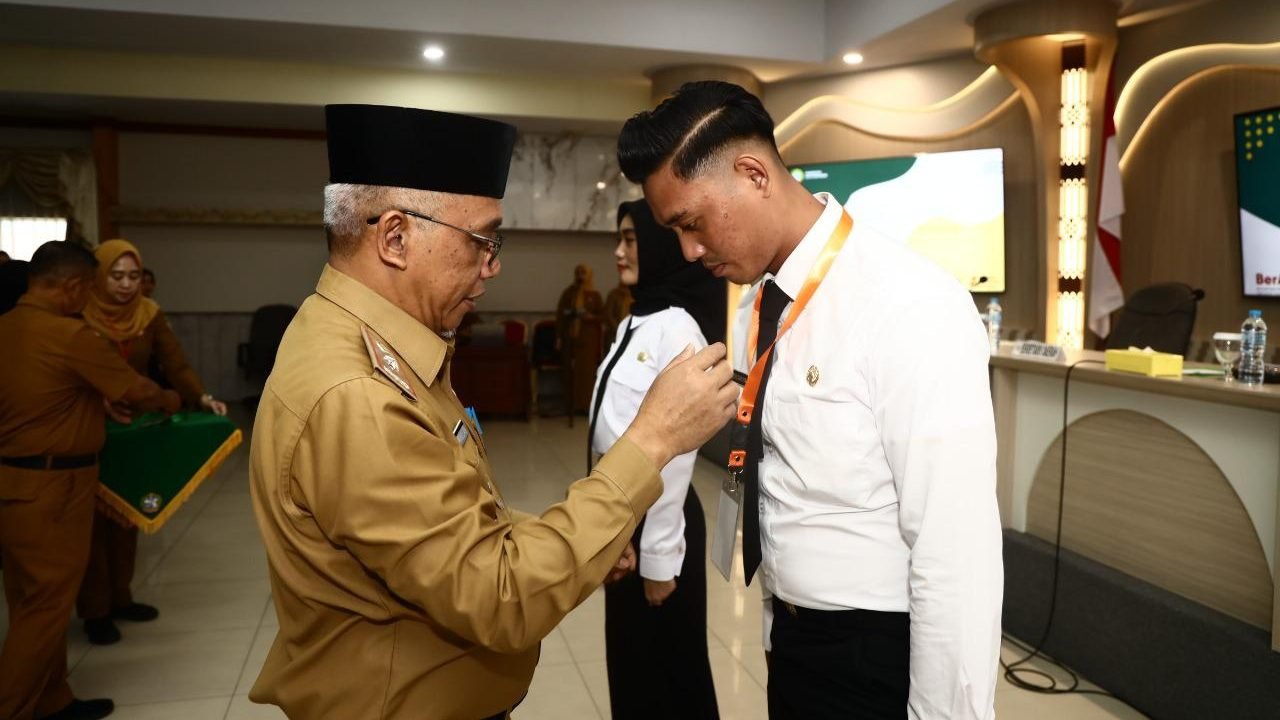 Sekda Kota Pontianak Amirullah memasangkan tanda peserta Latsar CPNS di lingkungan Pemkot Pontianak. Foto: HO/Faktakalbar.id