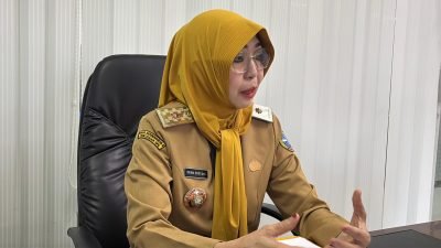 Kepala Dinas Kependudukan dan Pencatatan Sipil Kota Pontianak Erma Suryani saat memberikan keterangan terkait akta kelahiran yang diterbitkan pihaknya. Foto: HO/Faktakalbar.id