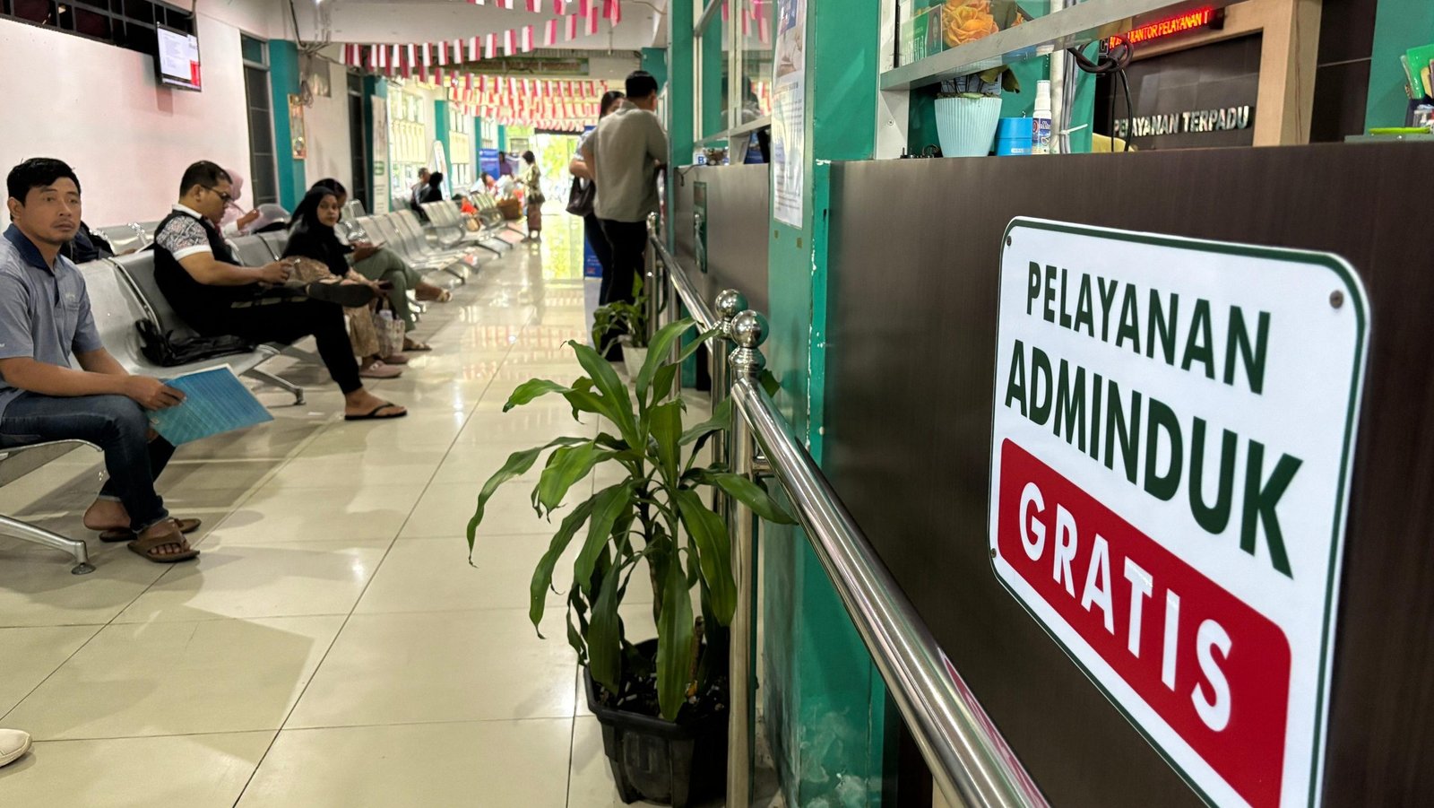 Warga saat mengurus administrasi kependudukan di loket pelayanan Dinas Kependudukan dan Pencatatan Sipil Kota Pontianak. Foto: HO/Faktakalbar.id