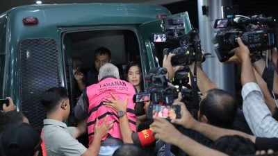 Tersangka kasus dugaan korupsi kredit PT Sritex saat digiring petugas Kejaksaan Agung untuk menjalani penahanan pada Senin (21/7/2025). Delapan tersangka baru ini diduga terlibat dalam pencairan kredit yang merugikan negara hingga triliunan rupiah. (Dok. Kejaksaan Agung)