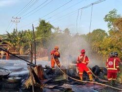 Diduga Akibat Korsleting Listrik, Sebuah Kios di Trans Kalimantan Ludes Terbakar