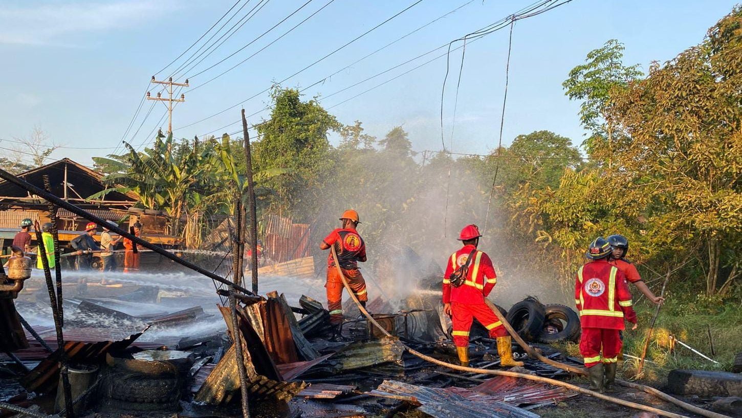 Upaya pemadaman sebuah kios di Jalan Trans Kalimantan yang dilakukan oleh tim gabungan pemadam kebakaran (Dok. Polres Kubu Raya)