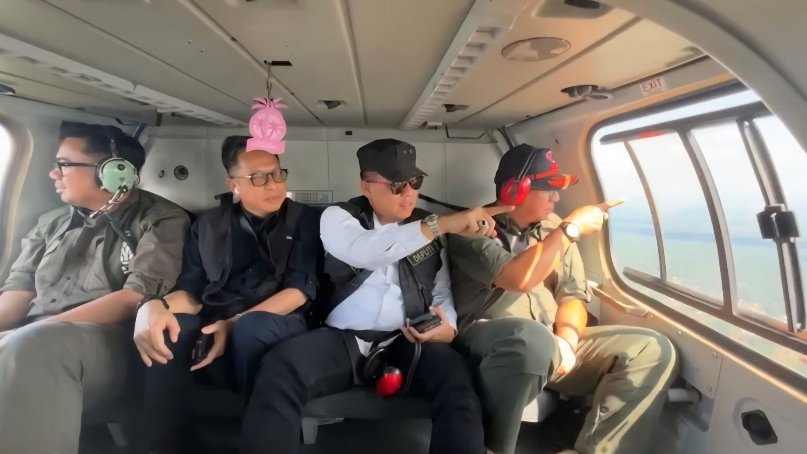 Kepala BNPB Letjen TNI Suharyanto bersama perwakilan kementerian/lembaga melakukan peninjauan udara guna melihat secara langsung kondisi terkini kebakaran hutan dan lahan yang terjadi di sejumlah wilayah di Provinsi Riau pada Senin (21/7). Foto: HO/Faktakalbar.id