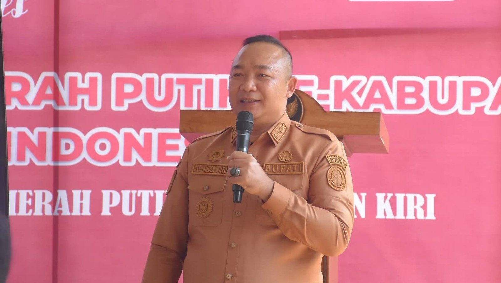 Bupati Ketapang, Alexander Wilyo, saat memberikan sambutan di acara peluncuran nasional Koperasi Merah Putih secara virtual dari Desa Sungai Awan Kiri, Kecamatan Muara Pawan, Senin (21/7/2025). (Dok. Ist)