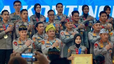 Jajaran Polda Kalbar bersama Kapolda Irjen Pol Pipit Rismanto menunjukkan penghargaan yang berhasil diraih dalam ajang lomba tingkat nasional yang diselenggarakan Mabes Polri. Foto: HO/Faktakalbar.id