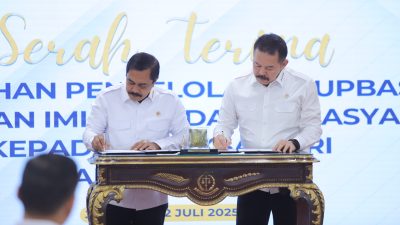 Momen penandatanganan naskah serah terima pengelolaan Rupbasan oleh Jaksa Agung ST Burhanuddin dan Menkumham Agus Andrianto. Foto: HO/Faktakalbar.id