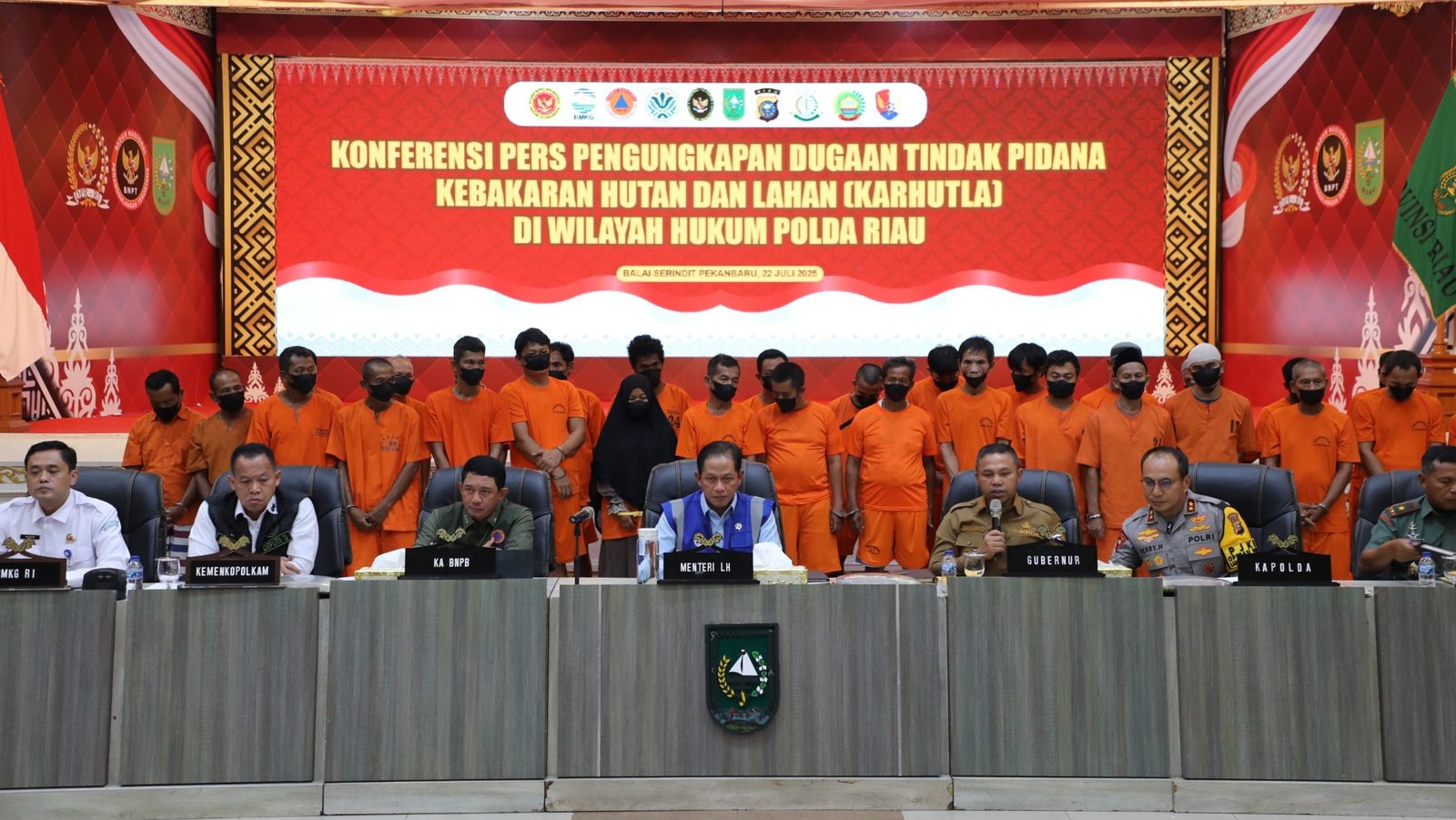 Kepala BNPB Letjen TNI Dr. Suharyanto, (kemeja dan rompi hijau) saat melihat barang bukti dan tersangka pembakar hutan pada Rapat Koordinasi Penanganan Kebakaran Hutan dan Lahan di Gedung Serindit, Kota Pekanbaru, Provinsi Riau pada Selasa (22/7). Foto: HO/Faktakalbar.id